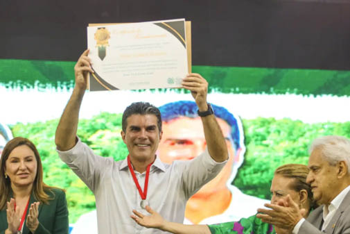 O governador Helder Barbalho e a vice-governadora, Hana Ghassan, foram homenageados com a Comenda Jahyr Seixas 