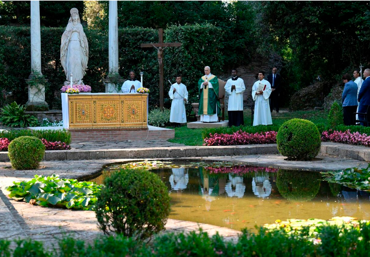 Durante a missa celebrada nos jardins do novo centro educativo ecológico do Vaticano, em Castel Gandolfo