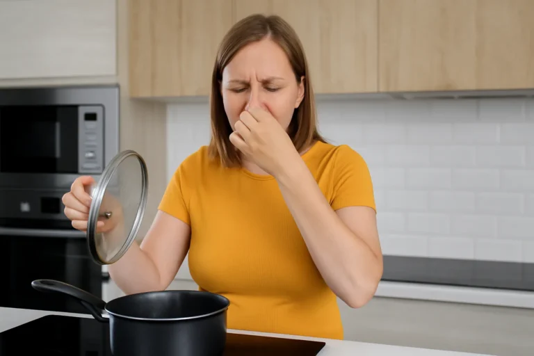 Esse hábito na cozinha pode deixar a casa com cheiro ruim