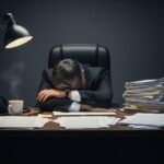 Burnout: a exaustão que rouba sua vida. Sintomas, causas e como se libertar! Descubra o que é burnout, seus sintomas físicos e emocionais, as causas no trabalho e na vida pessoal, e as melhores estratégias para prevenir e se recuperar