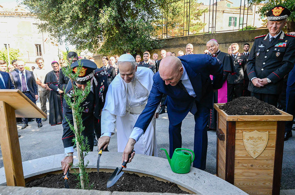 O Papa Leão XIV participa de uma cerimônia de plantio de árvores com oficiais dos Carabinieri italianos em sua sede em Castel Gandolfo, em 15 de julho de 2025