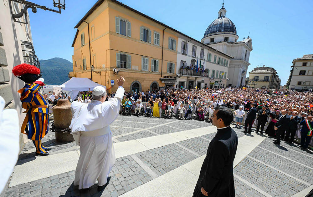 O Papa Leão XIV saúda os visitantes no final do Angelus em Castel Gandolfo, Itália, em 20 de julho de 2025 