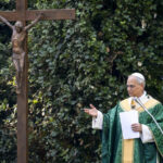 Leão XIV tornará a Cidade do Vaticano o primeiro Estado neutro de emissões de carbono do mundo Papa Leão XIV pregando a homilia durante a missa pelo Cuidado da Criação no centro ecológico Borgo Laudato Si' em Castel Gandolfo, Itália, 9 de julho de 2025