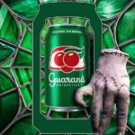 Guaraná Antarctica relança jingle icônico com estética sombria de Wandinha e edições especiais nas prateleiras