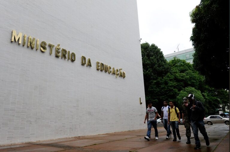 MEC: Escola em tempo integral deve ter jornada mínima de 35 horas semanais