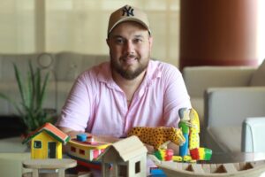 O arquiteto Caíque Lobo expõe o miriti em casa e ainda utiliza as peças em seus projetos de trabalho.