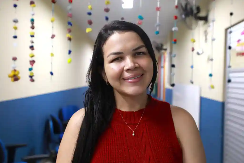 A mãe, Ana Carla Freire, conta que já conhecia o trabalho da Wilson Bahia e que não hesitou em matricular as filhas na escola. Ela também diz que encorajou outras mães que no início estavam inseguras de deixarem seus filhos lá