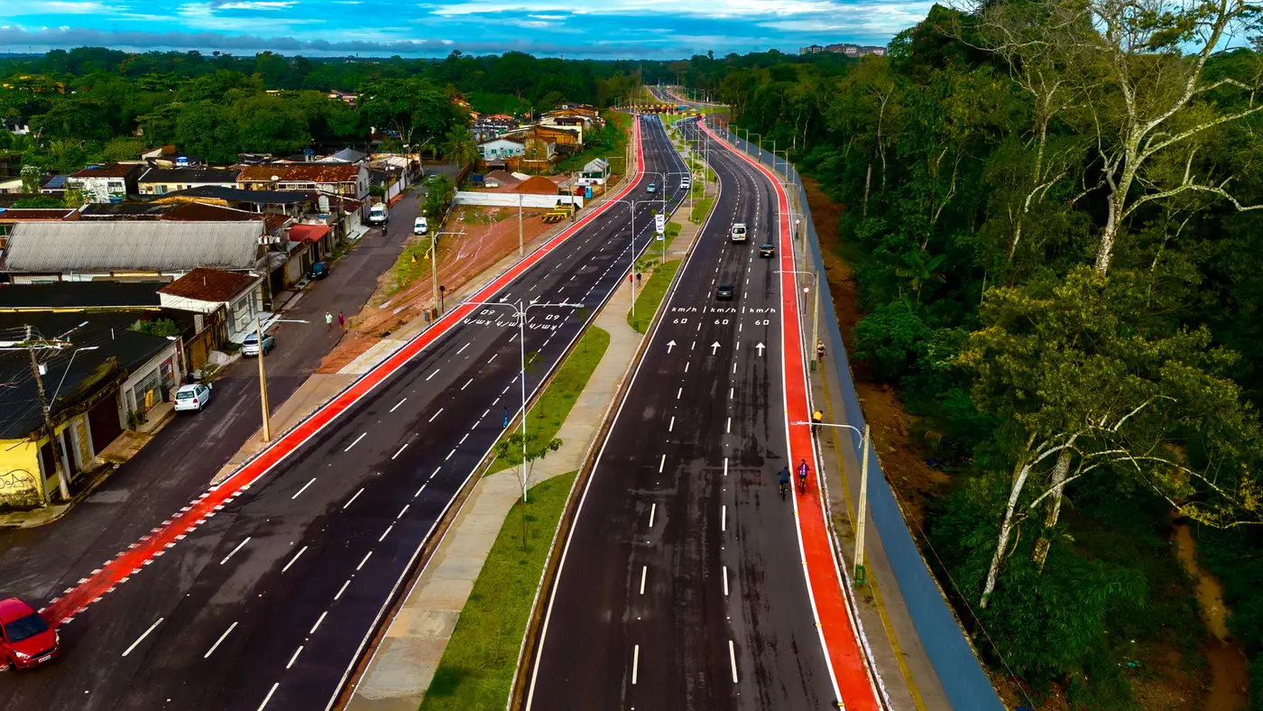 Duas pistas de mão dupla, e com três faixas de rolamento em cada sentido
