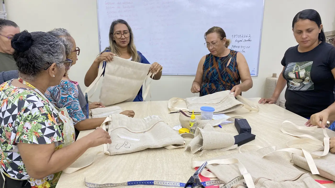 Durante o curso de capacitação de Artesanato em Malva Amazônica — fibra sustentável típica da região —, na Usina da Paz Padre Bruno Sechi, no Bairro do Bengui, em Belém realizada na UsiPaz do Bengui com a técnica da CTC, Rosilene Santos