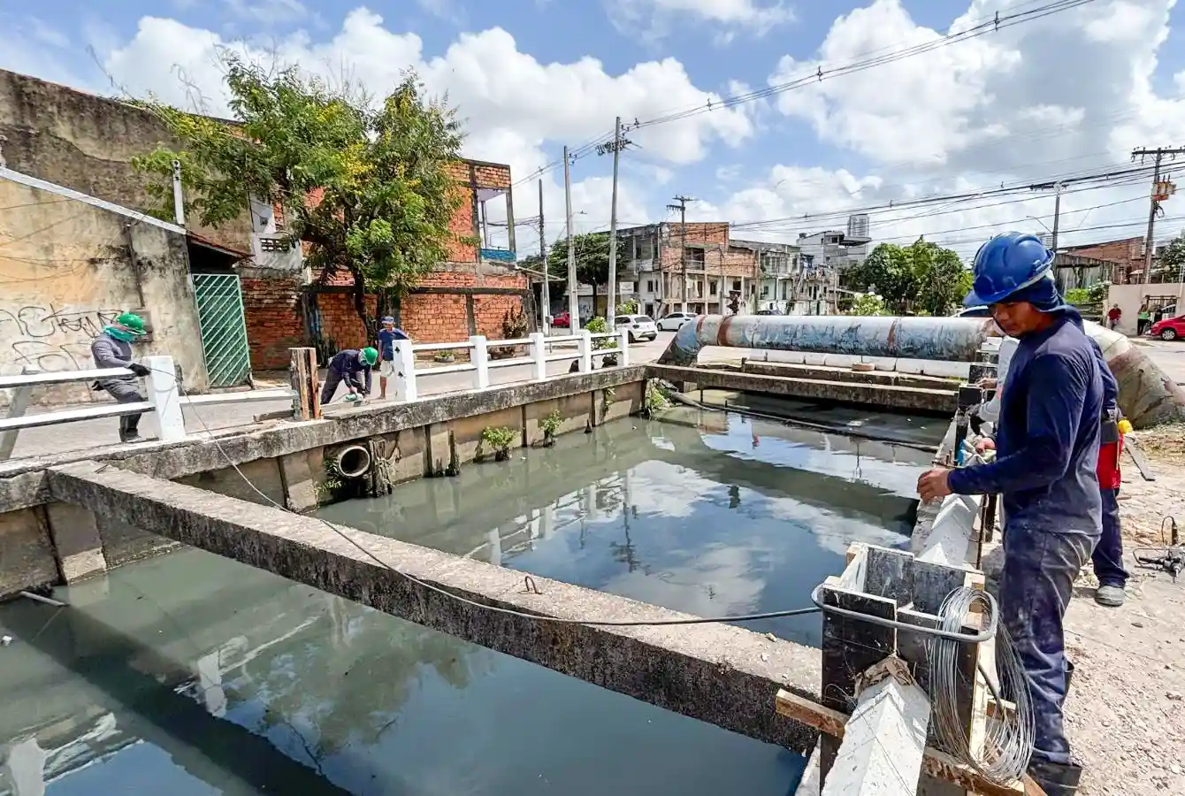 Guarda-corpo quando ainda sendo reformado ao longo do canal. Em momentos de crise hídrica, a área armazenará o excedente de água, evitando que as residências e comércios do entorno sejam inundados. Momentos antes, dessa ocasião, foram retirados em um único dia 80 toneladas de entulho, resultado de uma força-tarefa das equipes de zeladoria e demais secretarias