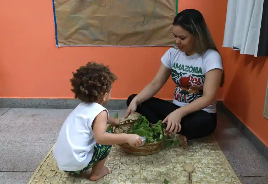 Ledyanne Mafra é professora do Berçário II. Ela explica que a prioridade do trabalho da escola é sempre o bem-estar das crianças.