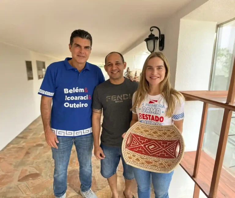 Mestre Doca Leite ao centro, com o governador Helder Barbalho e sua esposa Dani Barbalho, em recente evento