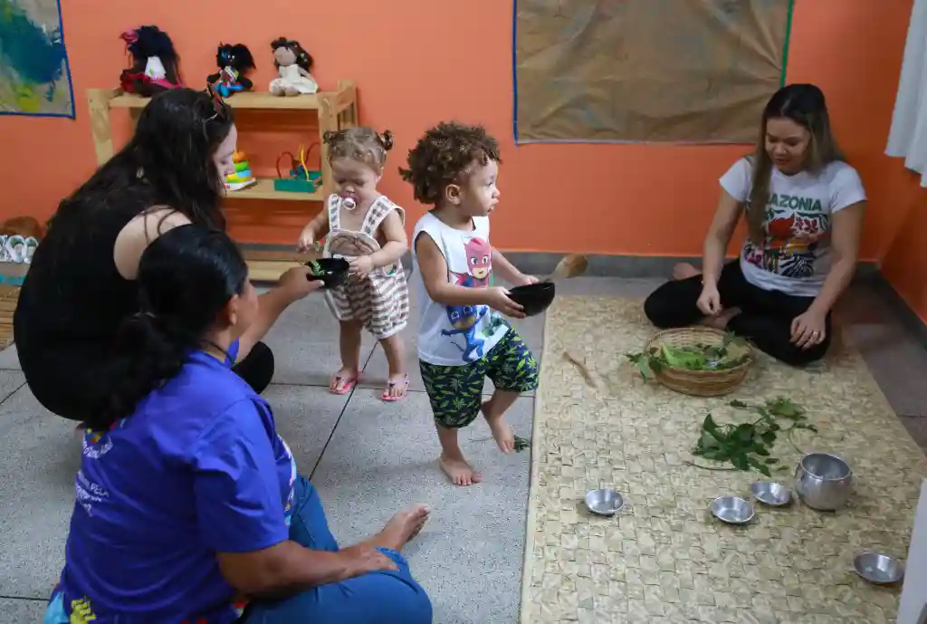 No período de inserção da criança no ambiente escolar, as mães/pais/responsáveis são convidados a permanecer nas salas até que as crianças se sintam confiantes e seguras para ficar apenas com os profissionais da educação