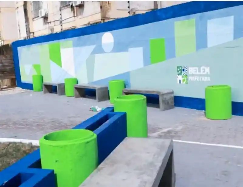 O mobiliário urbano instalado — composto por bancos, lixeiras e jardineiras — não foi adquirido por meios convencionais de mercado, mas sim fabricado a partir de resíduos sólidos