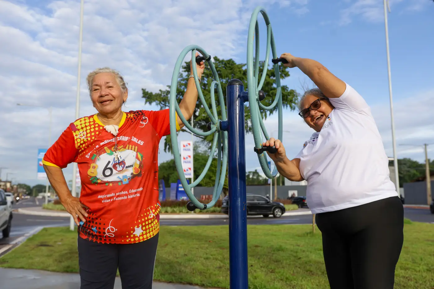Obra que não apenas liga duas avenidas, mas reconecta o cidadão ao prazer de viver e transitar por sua própria terra em segurança. Moradoras se exercitam na academia ao ar livre