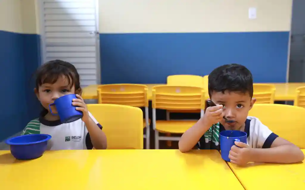 Para turmas do Berçário I, a Rede Municipal de Educação serve 5 refeições nas escolas de tempo integral. Para as demais turmas da Educação Infantil, são 4 refeições