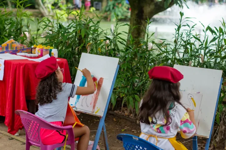 Por que a oficina de tintas orgânicas no Mangal das Garças usa a natureza para conectar os pequenos com a história cultural e ambiental da Amazônia?