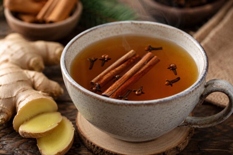 Cravo e canela no chá: combinação anti-inflamatória e saborosa.