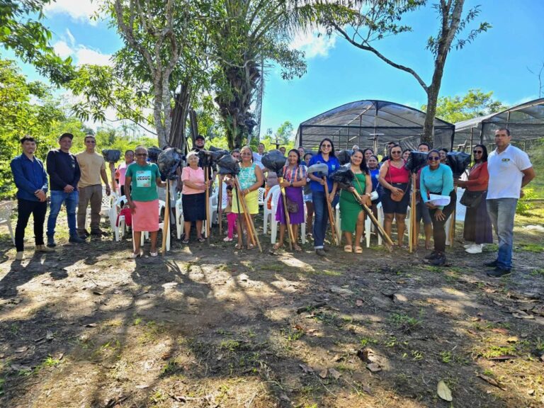 Prefeitura de Barcarena entrega insumos e ferramentas no campo
