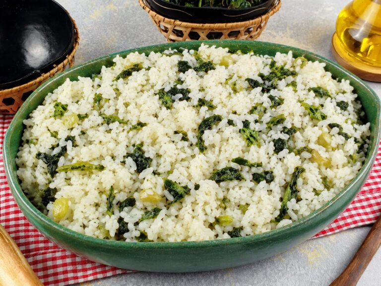 Arroz paraense com chicória e alho: simples e cheio de sabor