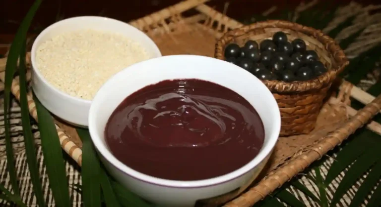 O jeito paraense de montar açaí na tigela com complementos certos