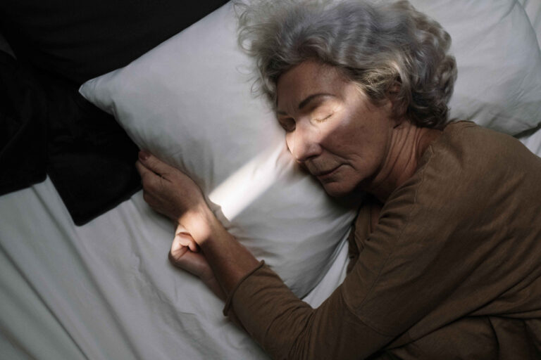 Sono e cérebro: como a idade afeta a comunicação neural ao dormir