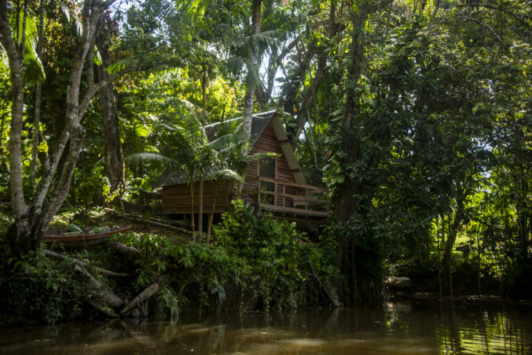 De casa de família a refúgio amazônico, Chalé Sítio de Maré transforma hospitalidade ribeirinha em experiência inesquecível em Outeiro