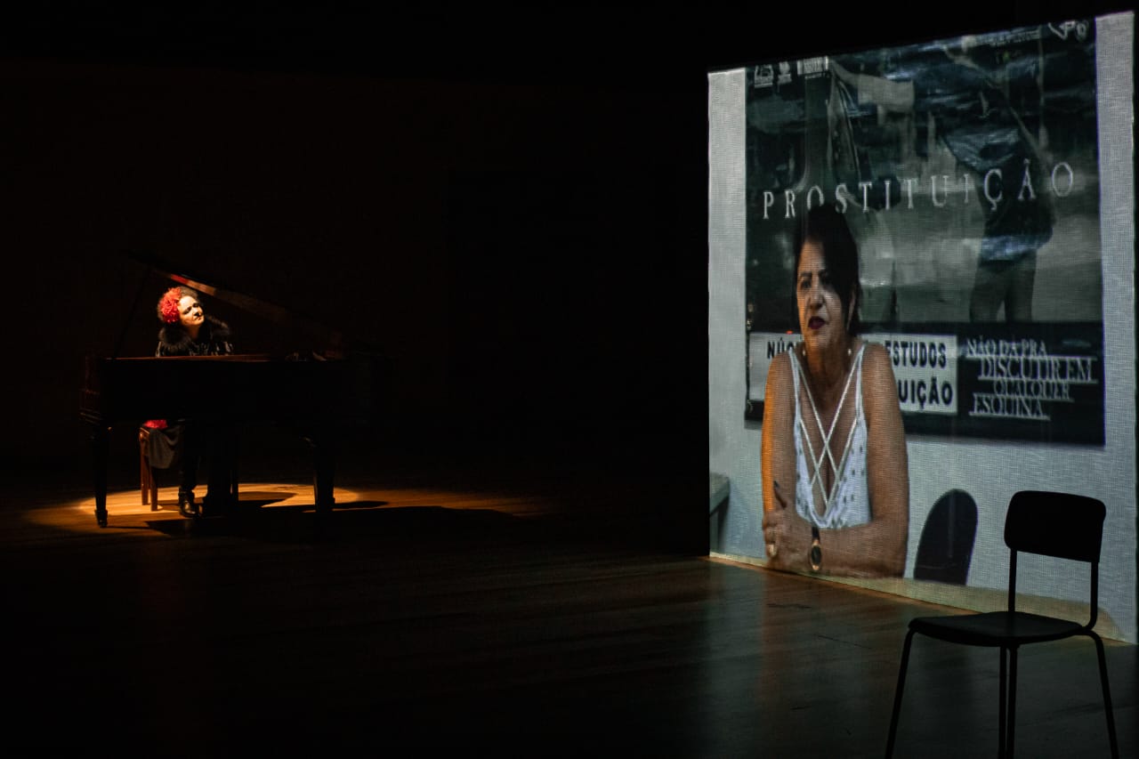 Piano ao vivo e projeção de depoimentos sobre prostituição em Meretrizes, na CAIXA Cultural Belém