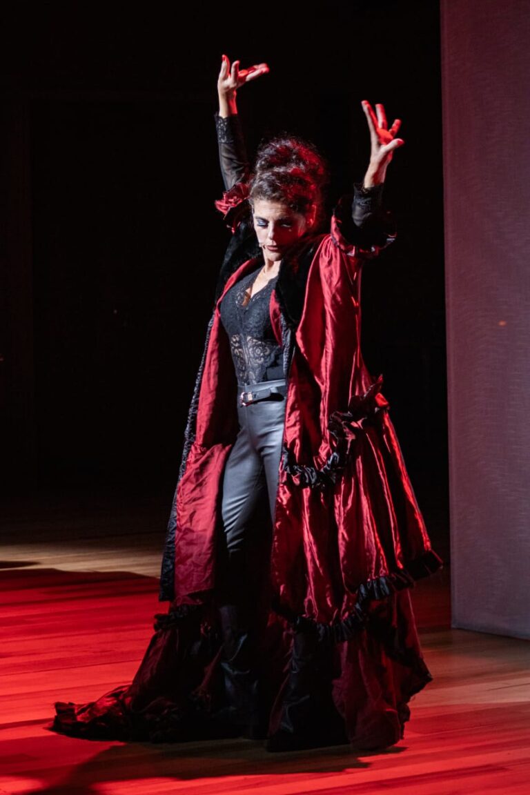 Atriz Liane Venturella em cena no espetaculo Meretrizes, na CAIXA Cultural Belem