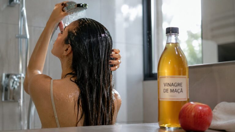 Vinagre de maçã no cabelo: brilho ou risco?