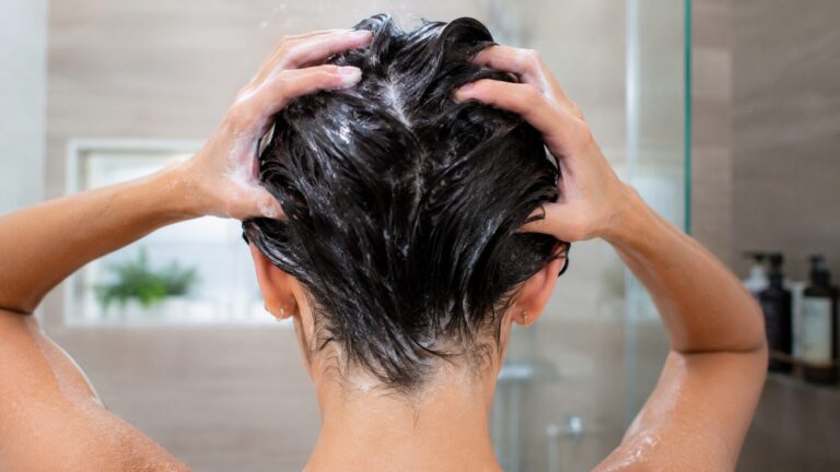 Cabelo oleoso: 4 erros que pioram a raiz e ninguém vê