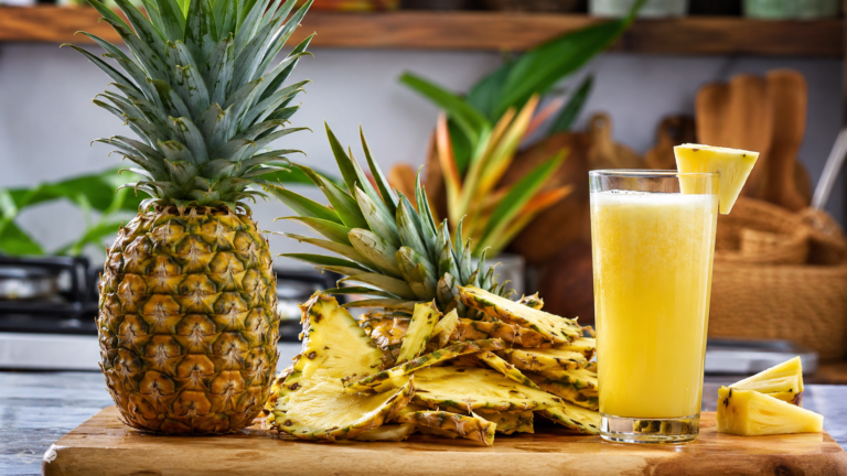 Casca de abacaxi pode virar muito mais que chá: 4 ideias para aproveitar a fruta inteira