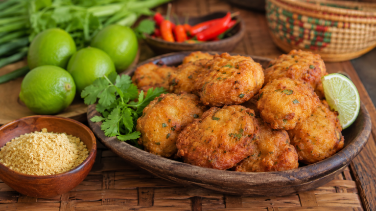 Bolinho de pirarucu: receita crocante para transformar sobras de peixe