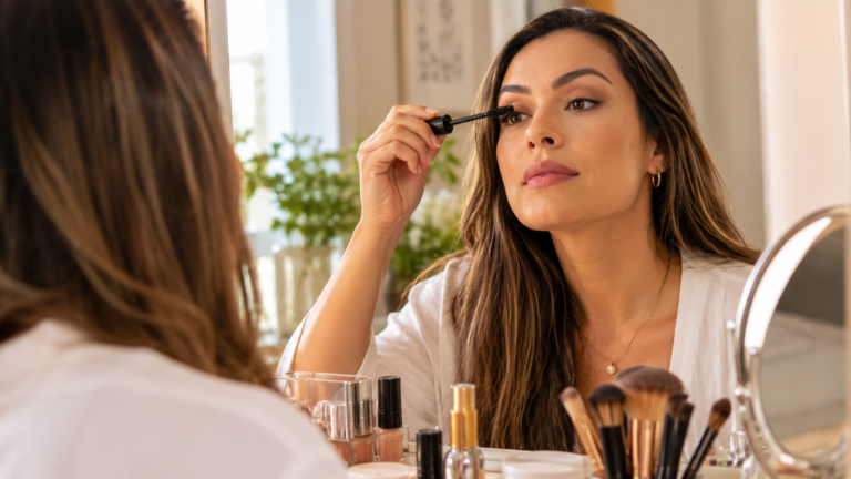 Máscara de cílios empelotando? 6 erros que podem estar acabando com a maquiagem