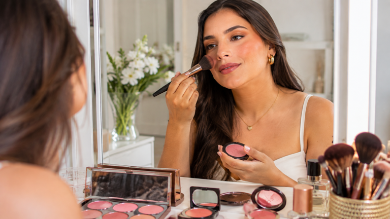 Blush no lugar errado pode mudar o formato do rosto: aprenda onde aplicar