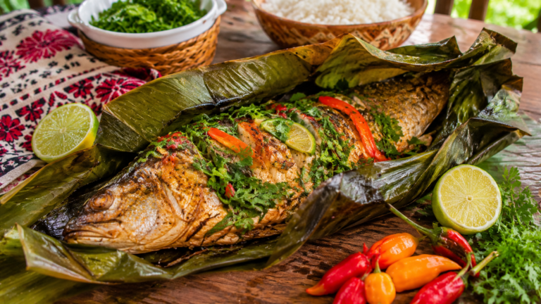 Peixe assado na folha de bananeira: receita aromática com jeito de almoço paraense