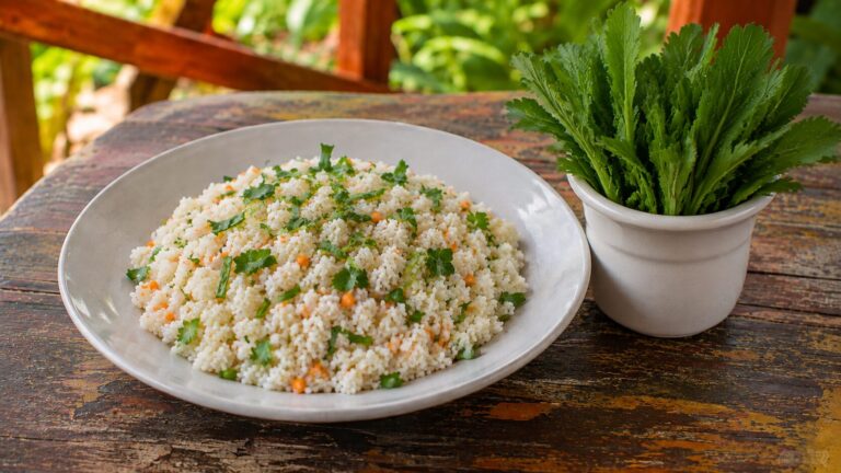 Arroz paraense com chicória: simples e cheio de sabor