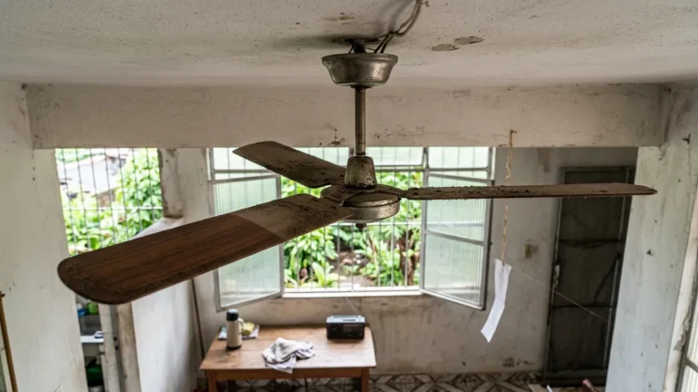 Ventilador de teto girando ao contrário devolve ar quente ao quarto de Belém e a limpeza das pás recupera o vento