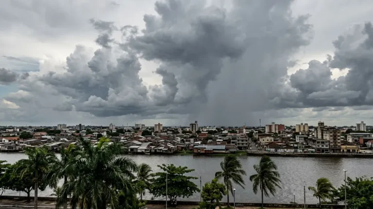 Chuva de Belém volta quase no mesmo horário em muitos dias quando o calor e a brisa do rio juntam umidade