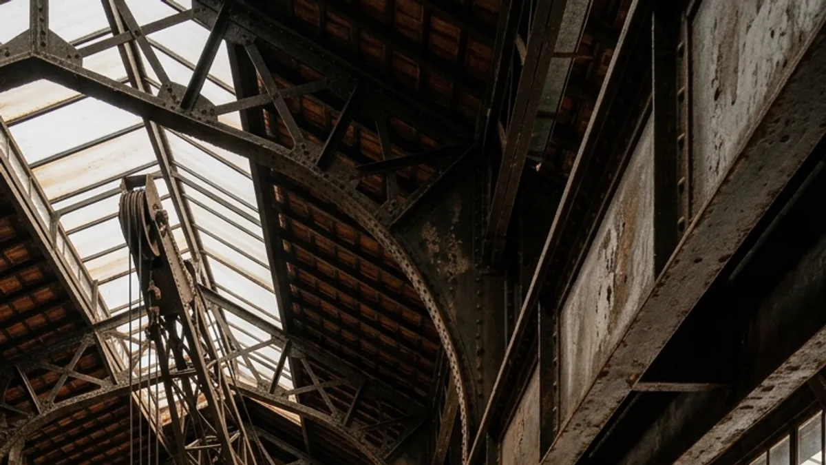 Galpão portuário de Belém mantém um guindaste e estruturas de ferro ao virar espaço cultural ligado ao rio Galpão portuário de Belém mantém um guindaste e estruturas de ferro ao virar espaço cultural ligado ao rio
