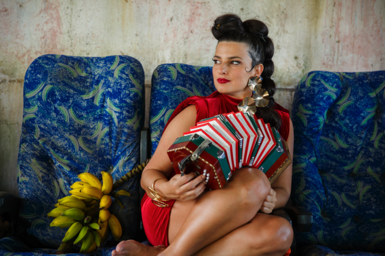 Lívia Mattos leva sanfona, voz, tuba e bateria ao Grammy Latino 2026 com álbum fora dos rótulos