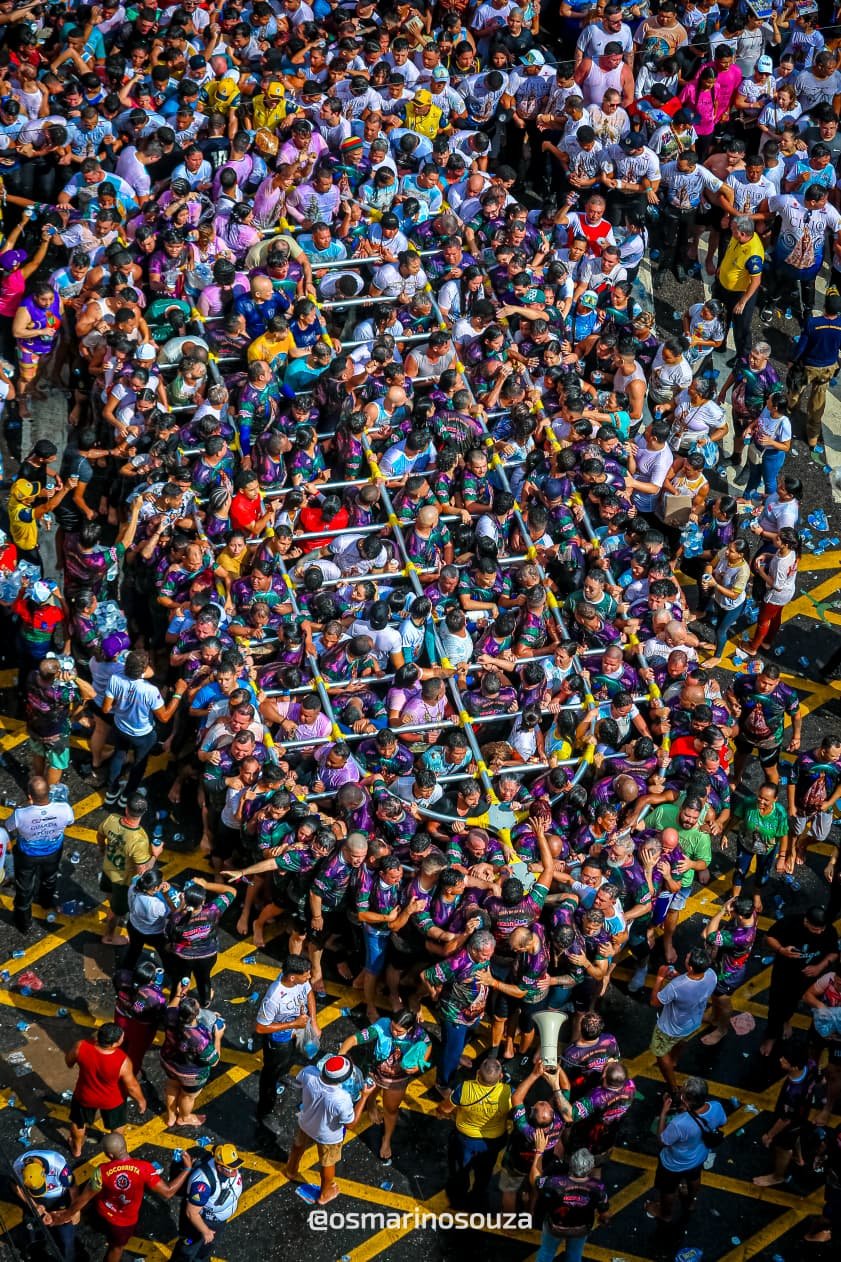Multidão de romeiros preenche a avenida durante o Círio de Nazaré, vista do alto