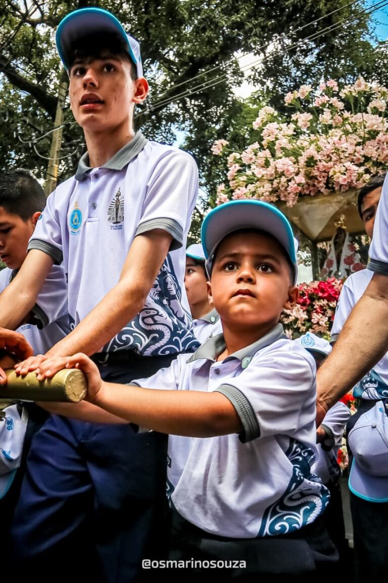 Crianças e adolescentes seguram a corda do Círio de Nazaré