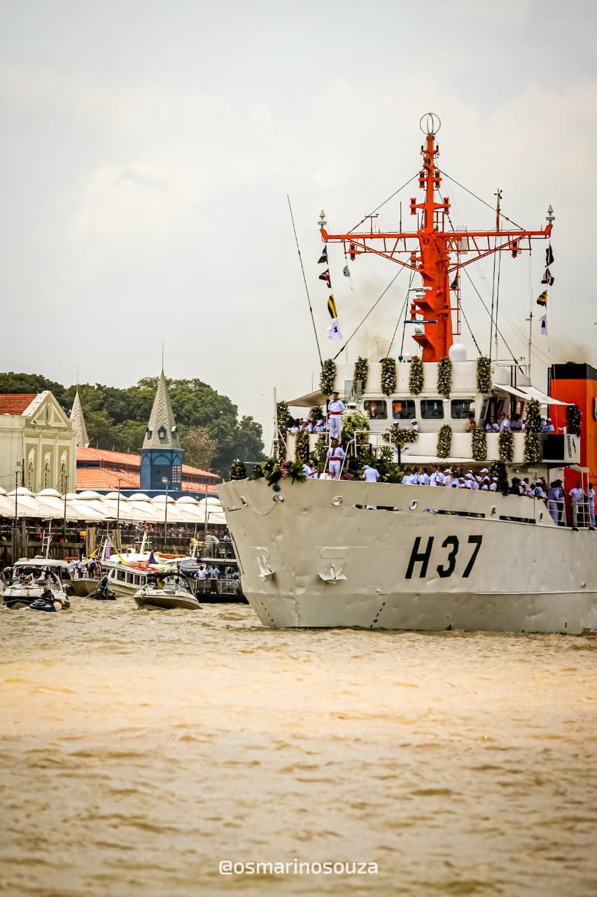 Embarcação da Marinha no rio, com a orla de Belém ao fundo