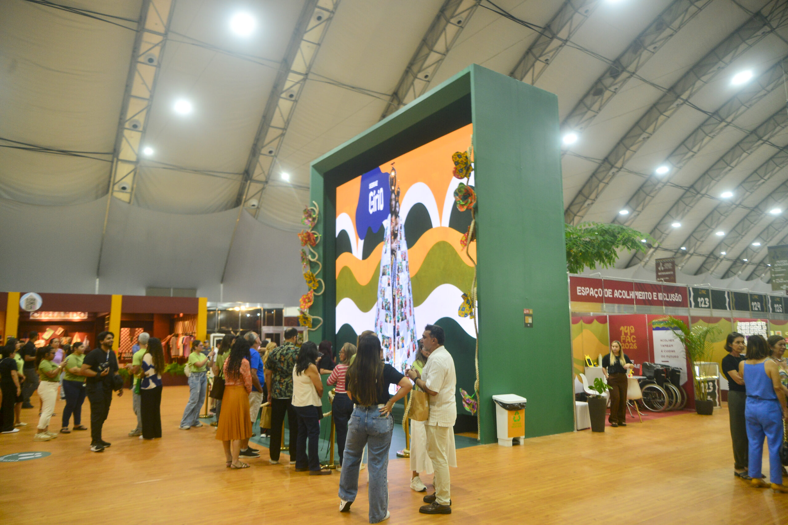 Vitrine da Tradição: A Força da Economia Criativa na Feira de Artesanato do Círio em Belém Vitrine da Tradição: A Força da Economia Criativa na Feira de Artesanato do Círio em Belém