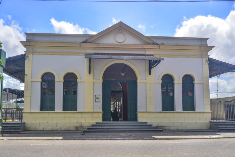 DA FUMAÇA DOS TRILHOS AO CENTRO DE ARTE: A TRAJETÓRIA DA ESTAÇÃO FERROVIÁRIA DO PINHEIRO EM ICOARACI