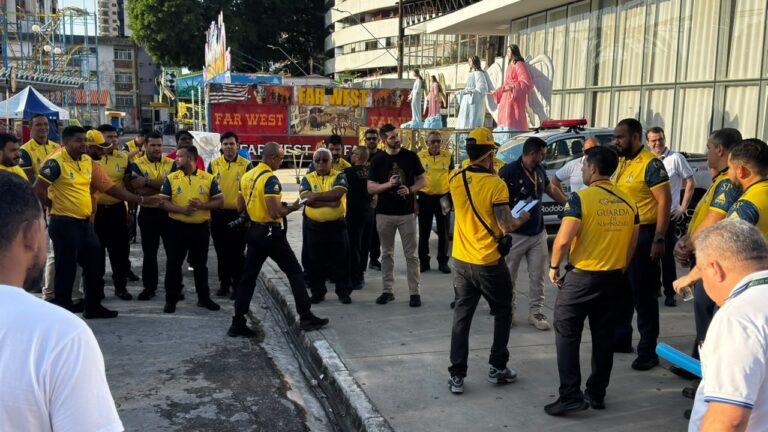 Carros do Círio ficam em exposição em frente à Basílica nesta quarta-feira em Belém