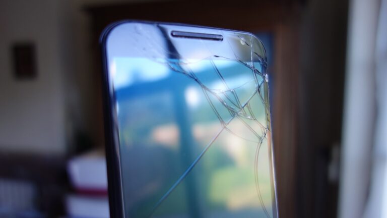 Empresa pode descontar da rescisão o celular quebrado? O que diz a CLT