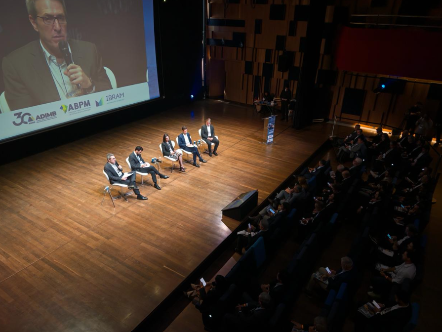 Mineradoras buscam capital para minerais críticos em summit que reúne investidores em São Paulo Mineradoras buscam capital para minerais críticos em summit que reúne investidores em São Paulo
