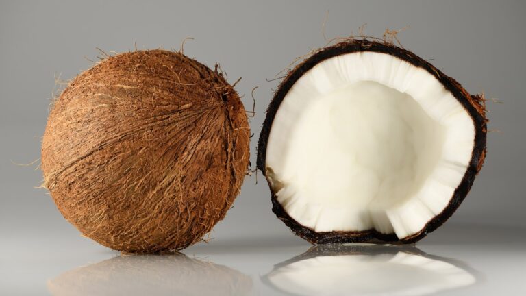 Como tirar a polpa do coco seco sem quebrar a faca: 3 jeitos fáceis, do forno ao congelador